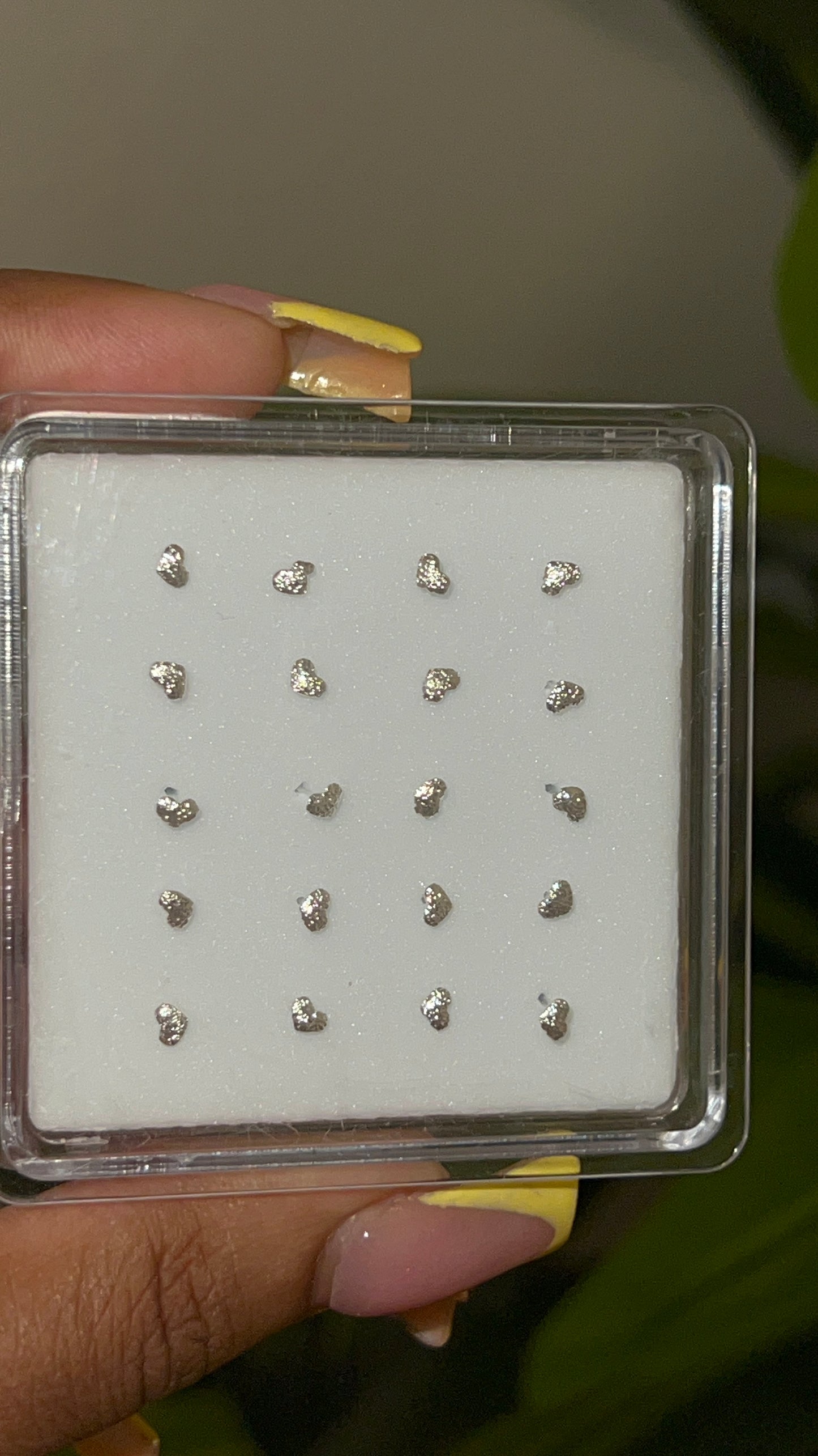 sliver heart nose stud